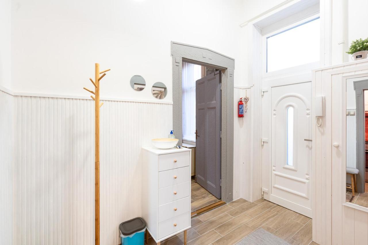 Stylish Modern Apartment Next To New York Cafe บูดาเปสต์ ภายนอก รูปภาพ